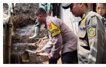 Polsek Nanggung Bersama Instansi Terkait Mengecek Lokasi TKP Adanya Tanah Longsor di Desa Nanggung Menimpa Dapur Rumah Warga Dan Bergotong Royong Untuk Membantu Rumah Yang Terkena Dampak Longsor