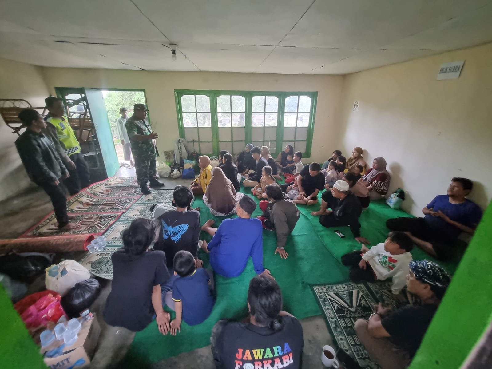 Polsek Cisarua Bersama Unit Laka Lantas Polres Bogor Tangani Adanya Kecelakaan Bus di Cisarua Akibatkan Beberapa Penumpang Luka-Luka