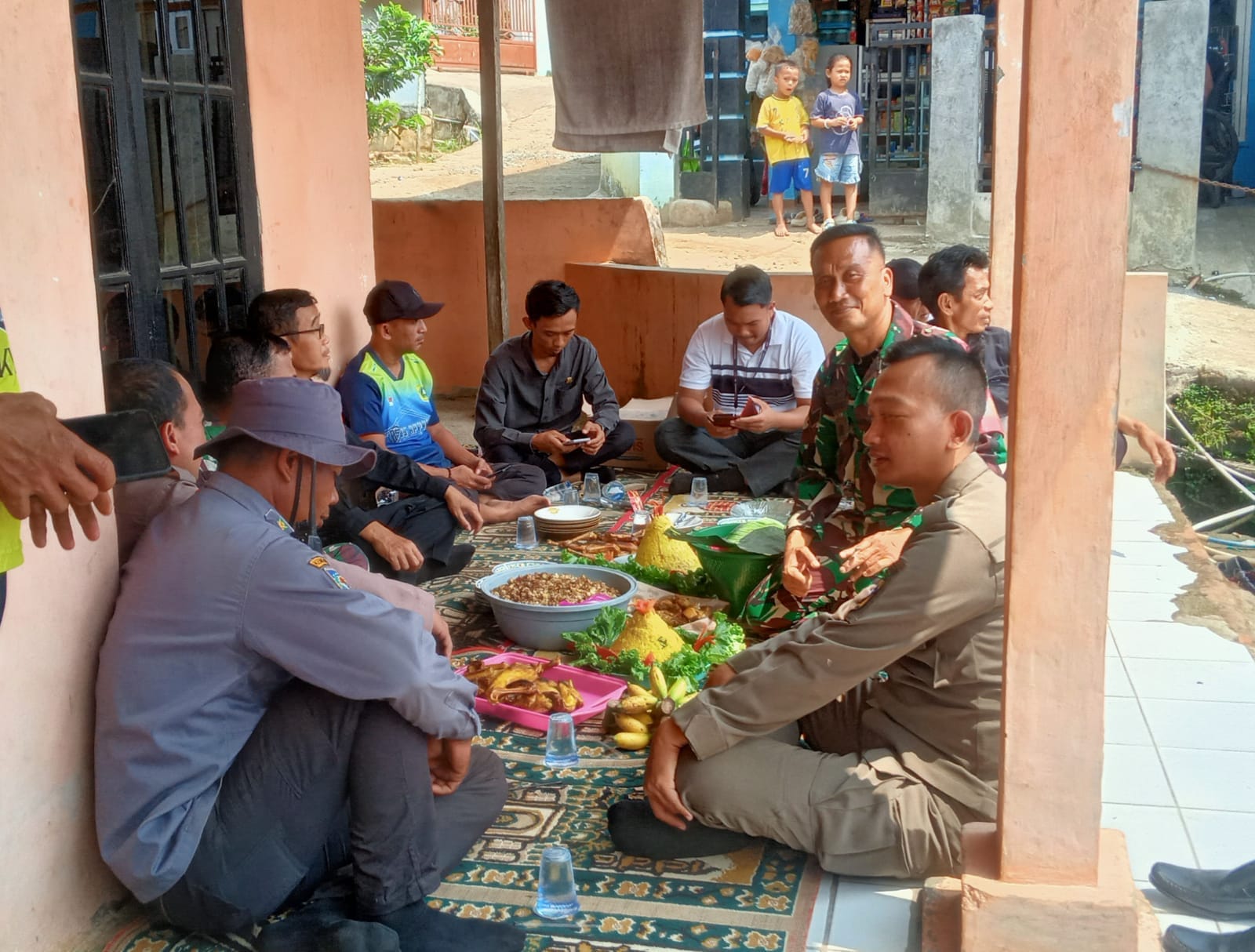 Sinegritas Tni – Polri Desa Cisarua Wilayah Hukum Polsek Nanggung Jalin Sirahturahmi Kedekatan Dengan Warga Binaan