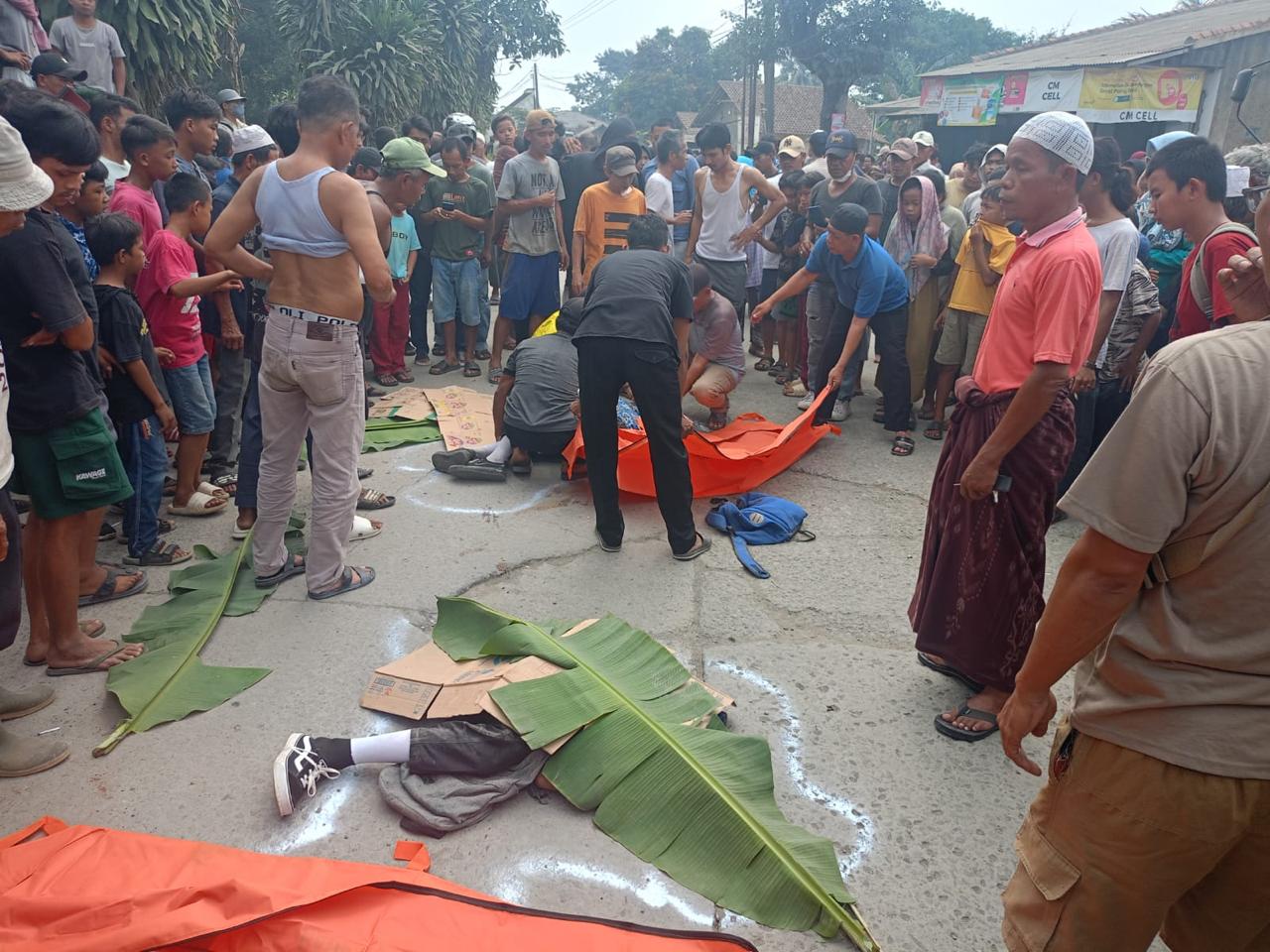 Polsek Rumpin Bersama Unit Laka Lantas Olah TKP dan Evakuasi 2 Korban Pelajar Akobat Terlindas Truk Tronton