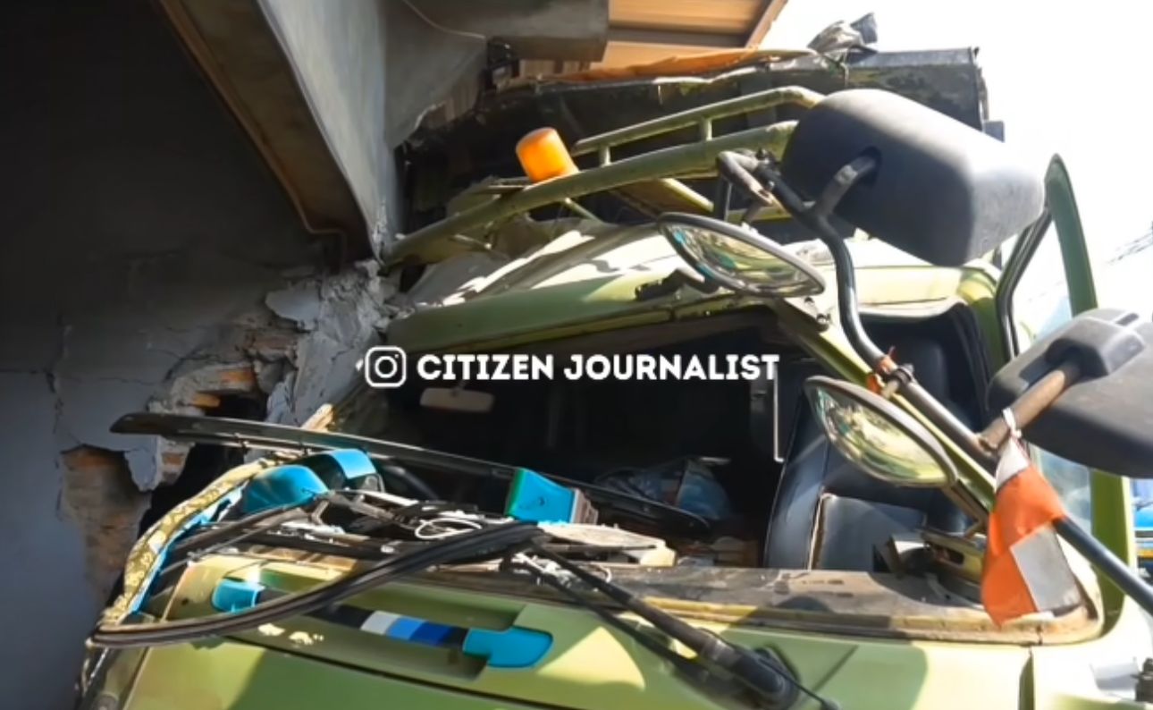 Polsek Gunung Putri Bersama Unit Laka Lantas Polres Bogor Olah TKP Terkait Kecelakaan Lalu Lintas Terjadi di Tlajung Udik, Damtruk Tabrak Toko Pakan Ternak