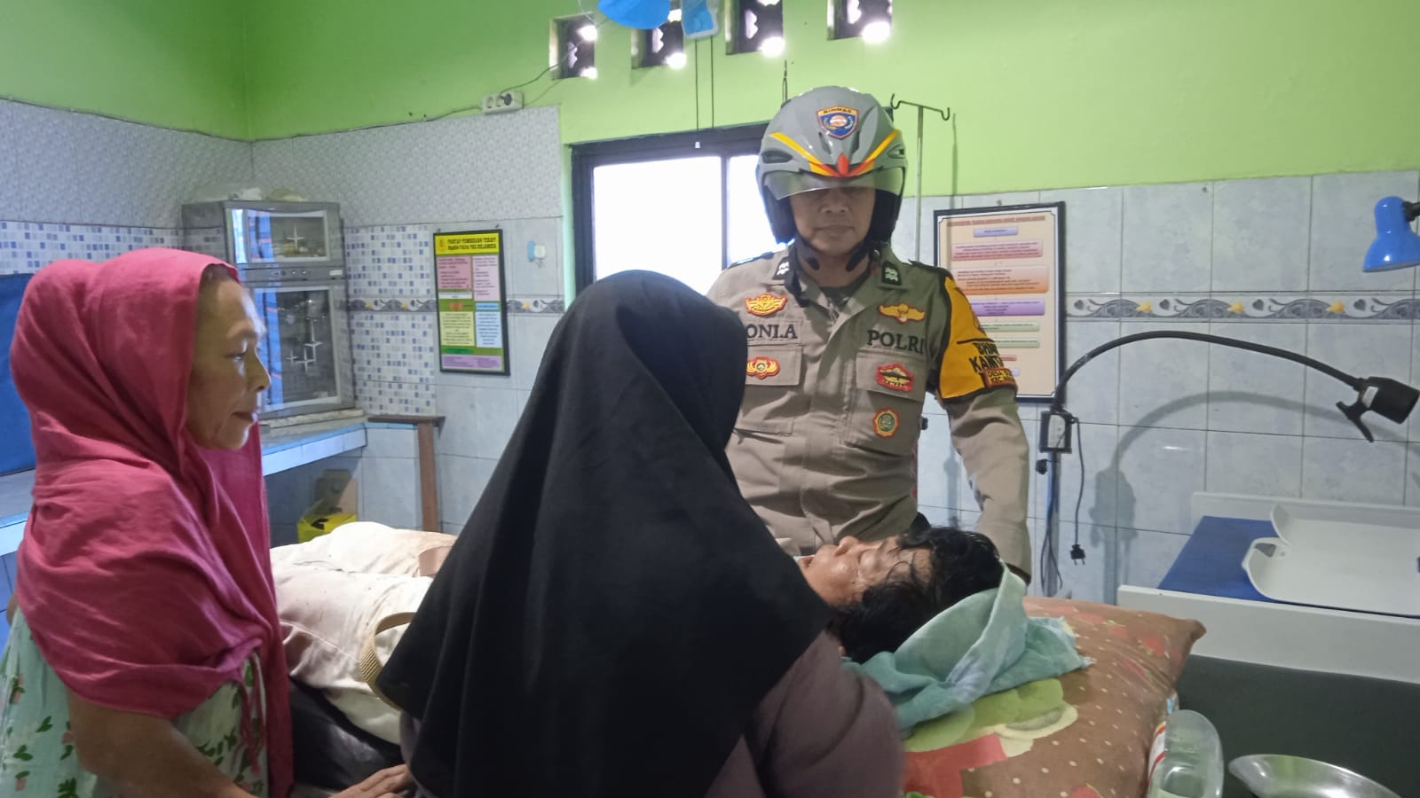 Polsek Megamendung Bersama Instansi Terkait Tangani Terkait Adanya Kecelakaan Laka Lantas Tunggal