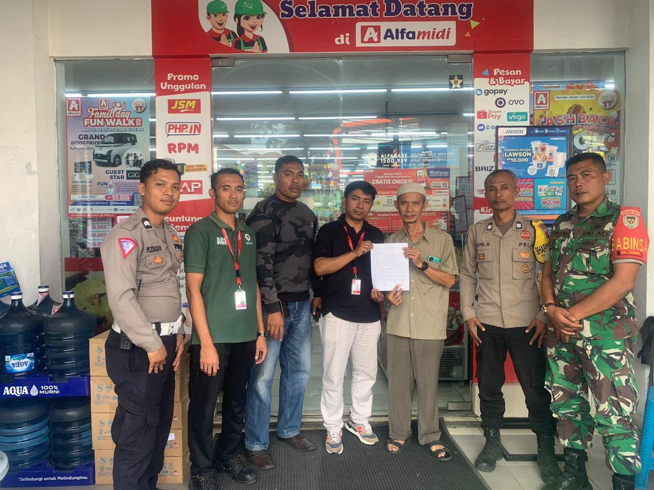 Polsek Cisarua Bersama Instansi Terkait Tangani Adanya Kecelakaan Menimpa Minimarket di Depan Rumah Sakit Paru Cisarua, Bogor: Kerugian Materi Capai Rp. 8 Juta