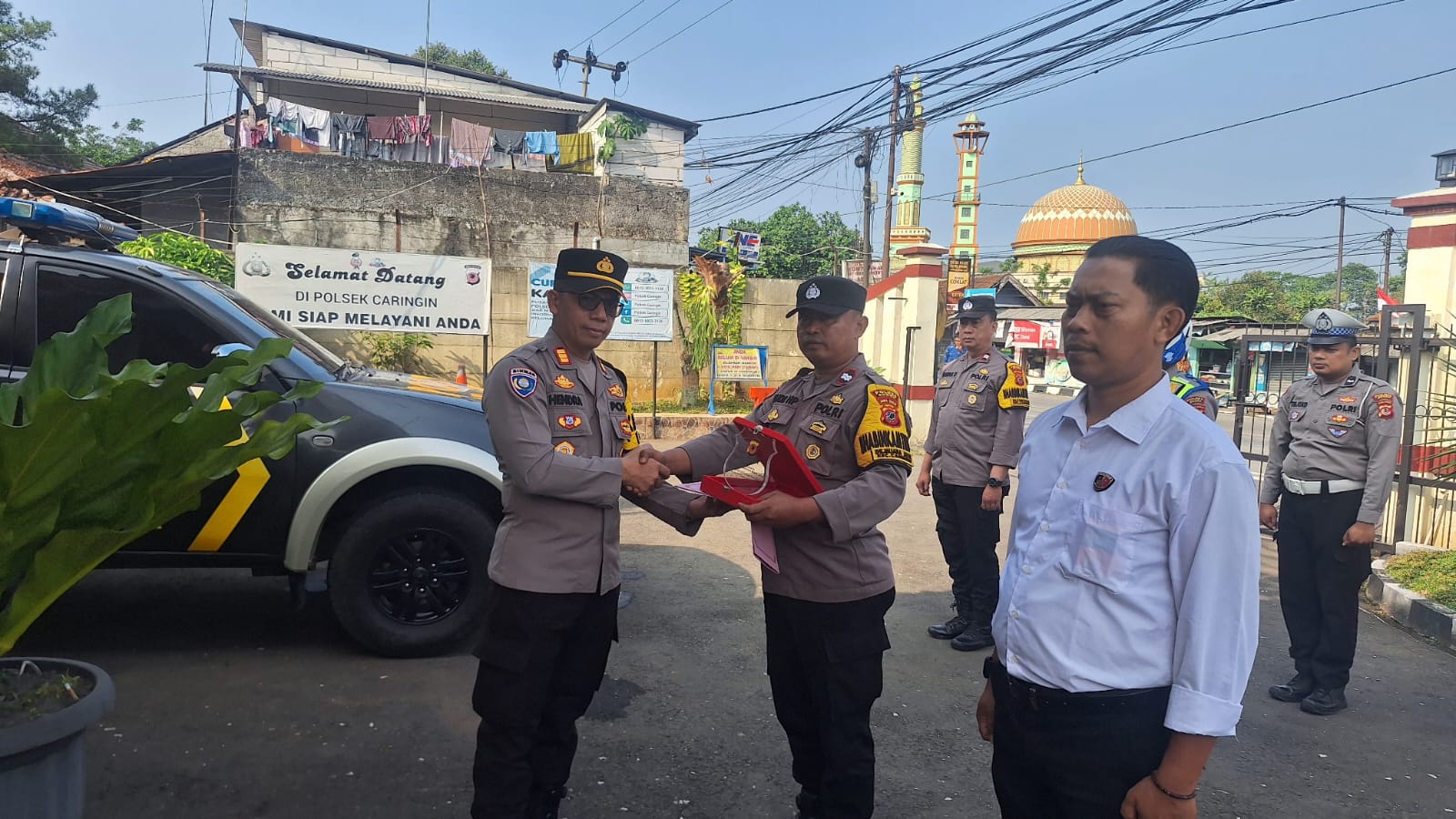 Kapolsek Caringin Rutin Memberikan Reward Kepada Anggotanya Yang Memiliki Kinerja Baik Untuk Kesatuan