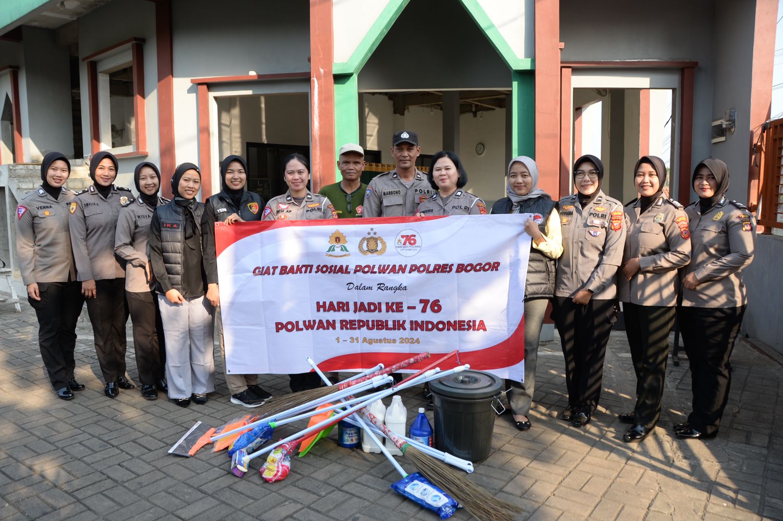 Polwan Polres Bogor Adakan Giat Bakti Sosial Bakti Religi Dalam Rangka Menyambut HUT Polwan ke 76 Tahun Tepat Tanggal 1 September 2024 Mendatang