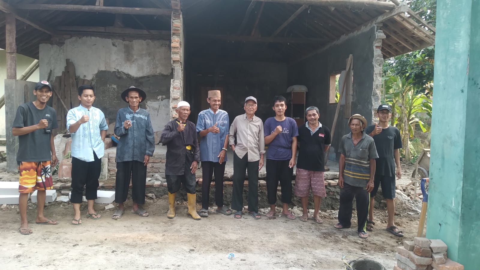 Warga Bergotong Royong Membongkar Tembok Pembatas Untuk Sarana Agama