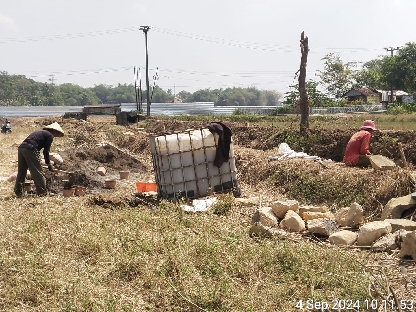 Peroyek Penuraban Saluran Irigasi Diduga Tabrak Pepres Tanpa Papan Informasi dan Mengabaikan K3