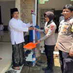 Peduli Rumah Ibadah, Polsek Kemang Laksanakan Silaturahmi ke Ketua DKM Masjid Jami An-Nur dan Serahkan Alat Kebersihan