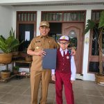 Bupati Inhil Herman Ajak Ayah Terlibat Langsung Ambil Rapor Anak ke Sekolah