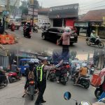 Anggota Polsek Ciampea Polres Bogor Laksanakan Pengaturan Lalu Lintas Pagi Hari